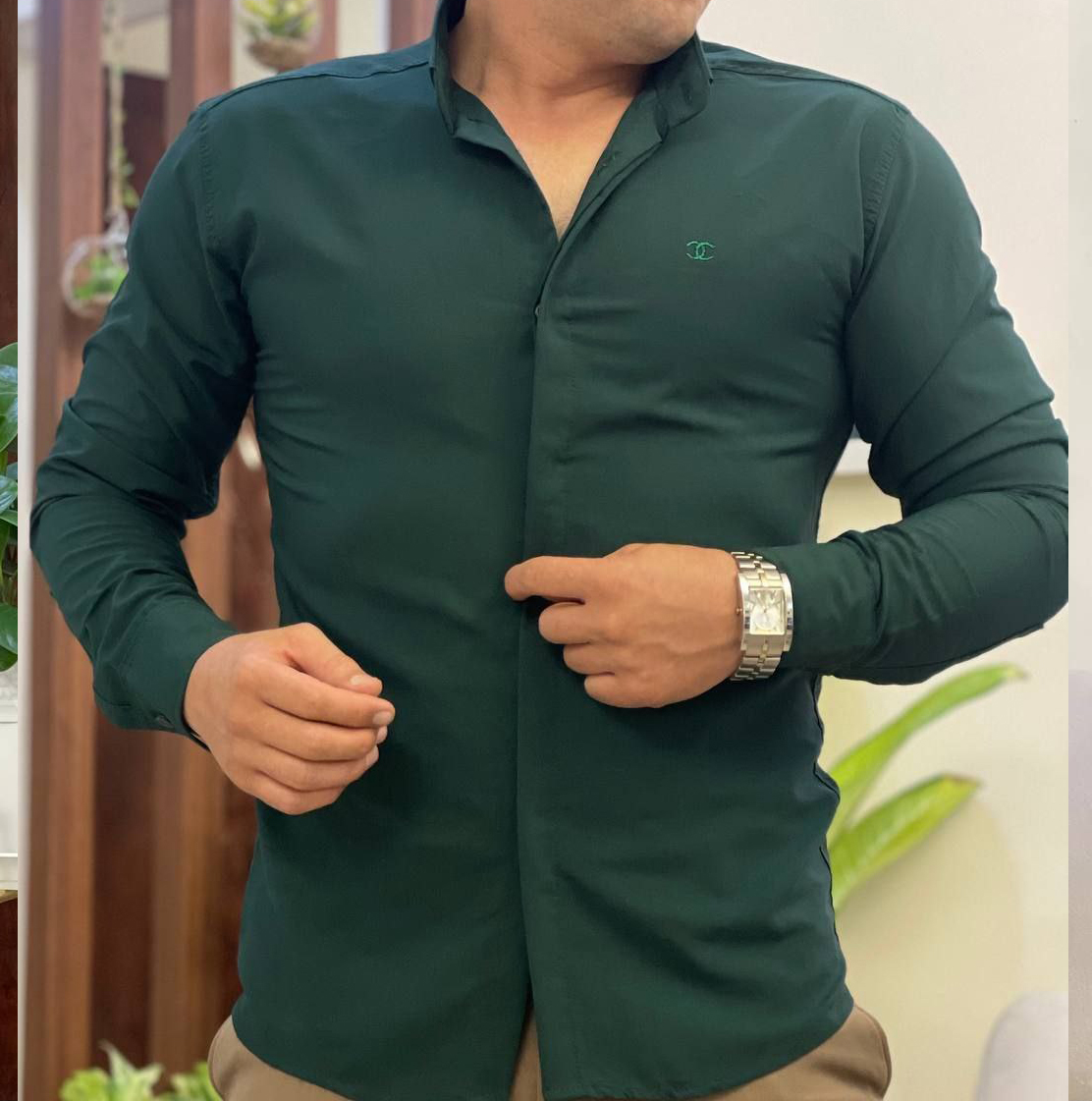 پیراهن ساده مردانه رنگ سبز تیره آستین بلند دکمه مخفی